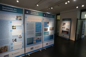 Blick in die Ausstellung: Die Wanderausstellung "Du Jude! – Alltäglicher Antisemitismus in Deutschland" ist eine speziell für Jugendliche und Lehrkräfte konzipierte Schau und beleuchtet den Judenhass der Gegenwart; Foto: David Young