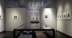 Blick in die Ausstellung "Entrechtet und beraubt. Der Kunsthändler Max Stern" im Stadtmuseum Düsseldorf