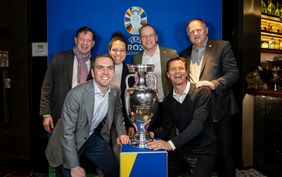 Stadtdirektor Burkhard Hintzsche (l.) mit (v.l.) Turnierdirektor Philipp Lahm, Botschafterin Célia Šašić, Markus Stenger (EURO 2024 GmbH), Guillaume Sabran (UEFA) und Mex Schär (EURO 2024 GmbH); Fotos: Scheuber