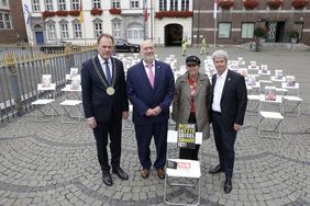 V.l.: OB Dr. Stephan Keller, der Botschafter des Staates Israel, Ron Prosor, Rivkah Young, "Run for Their Lives", und Oded Horowitz, Jüdische Gemeinde, besuchten die Solidaritätsaktion auf dem Marktplatz. Foto: Ingo Lammert
