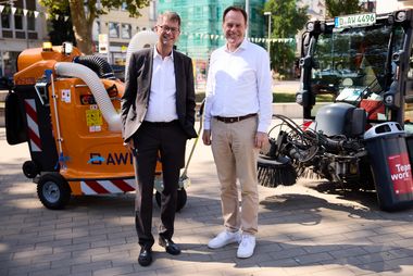 OB Dr. Keller und Stefan Ferber, Leiter des Amtes für Umwelt und Verbraucherschutz, stellten die Weiterentwicklungen der "Stadtsauberkeitsoffensive 2026: Fokus auf die Stadtteile" vor, Foto: Landeshauptstadt Düsseldorf/Lasse Rotthoff