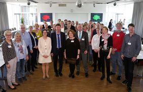 Düsseldorf war am Montag, 27. März, Gastgeberin für das Netwerktreffen des Vereins Familiengerechte Kommune. Stadtdirektor Burkhard Hintzsche (Mitte) begrüßte die Teilnehmerinnen und Teilnehmer, Foto: Ingo Lammert.