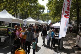 Die Infomeile zur Mobilitätswende, die das Amt für Verkehrsmanagement auf der Heinrich-Heine-Allee organisiert hat, lockt am autofreien Sonntag in der Innenstadt viele Interessenten. Foto: Ingo Lammert