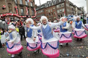 "Unser Rad schlägt um die Welt" - die Karnevalisten in der Landeshauptstadt feiern ihren Rosenmontagszug 2020; Foto: Manie Zanin