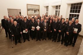Oberbürgermeister Thomas Geisel ehrte langjährige Mitglieder der Düsseldorfer Feuerwehr im Jan-Wellem-Saal des Rathauses. Foto: Young