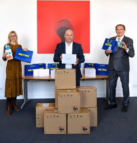 Carsten Senz, Huawei Technologies (Mitte), übergibt 100 Tablets an Theresa Winkels, Leiterin Wirtschaftsförderung, und Johannes Horn, Leiter Jugendamt. Die Geräte erhalten Kinder und Jugendliche unter amtlicher Vormundschaft. Foto: Michael Lübke