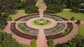 Der Blumenring im Nordpark ist fast fertig bepflanzt. Foto: David Young
