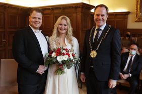 Oberbürgermeister Dr. Keller (r.) mit dem glücklichen Brautpaar; Foto: Young