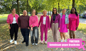 Amtsleiterin Andrea Melville-Drewes und weitere Mitarbeitende des Gesundheitsamtes in pinker Kleidung © Gesundheitsamt Düsseldorf