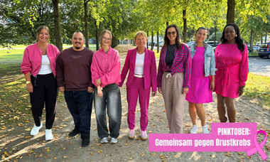 Amtsleiterin Andrea Melville-Drewes und weitere Mitarbeitende des Gesundheitsamtes in pinker Kleidung © Gesundheitsamt Düsseldorf