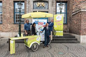 Hauke Schmidt, Agentur Schmidtstelle, Verkehrsdezernentin Cornelia Zuschke, Oberbürgermeister Thomas Geisel und Gesundheitsdezernent Prof. Dr. Andreas Meyer-Falcke (v.l.) stellen das Programm zur Fête du vélo vor