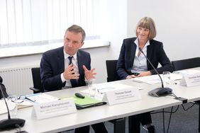 Oberbürgermeister Thomas Geisel und Stadtkämmerin Dorothée Schneider bei der Vorstellung des vorläufigen Jahresabschlusses für 2017