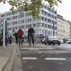Steffen Geibhardt (links), Fahrradbeauftragter der Stadt, und Holger Odenthal, stellvertretender Amtsleiter des Amtes für Verkehrsmanagement, stellten den Anschluss der Kreuzung Am Wehrhahn/Adlerstraße an den bestehenden Radweg Adlerstraße vor. Foto: M