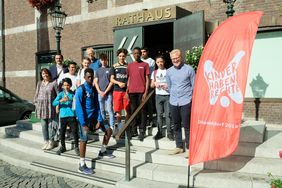 Ein Teil der Schüler mit Lehrern und Vertretern des Kinderschutzbundes vor dem Düsseldorfer Rathaus. Foto: Michael Gstettenbauer
