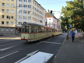 Besonders gefragt und beliebt waren am autofreien Sonntag in der Düsseldorfer Innenstadt Oldiebahnen der Jahre 1948 bis 1973, die zwischen Hauptbahnhof und Polizeipräsidium pendelten. Foto: Stadt