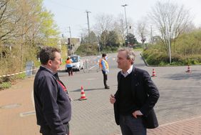 Erläuterte Oberbürgermeister Thomas Geisel Einzelheiten zu den Abläufen im Drive-In-Diagnose-Center: Thomas Hußmann von der Feuerwehr Düsseldorf (l.). Foto: Ingo Lammert