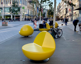 Die Neugestaltung der Schadowstraße ist abgeschlossen. 20 gelbe Lounge-Sessel laden dort nun zum Verweilen ein © Landeshauptstadt Düsseldorf, Amt für Verkehrsmanagement 