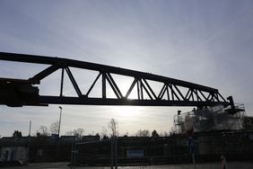 Die neue Brücke für die U 81 wird sich auf einer Länge von 438 Metern über das Flughafengelände und den Verkehrsknoten Nordstern bis zum Widerlager an der Lilienthalstraße erstrecken. Foto: Landeshauptstadt Düsseldorf/Ingo Lammert