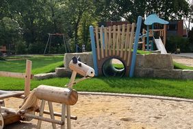 Entstanden ist ein Spielbereich für jüngere Kinder und ein weiterer für ältere Kinder.