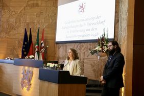 Andreas Kremer, Vorsitzender des Jugendrings Düsseldorf, und Katharina Schunck, Bildungsreferentin des Jugendrings, stellten in ihren Worten des Gedenkens insbesondere Alfred Altman und seine Fluchterfahrung in den Mittelpunkt. Foto: Lammert