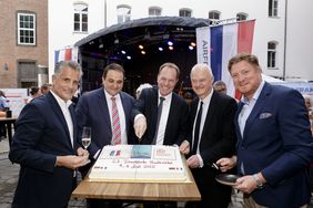 Eröffnung des Frankreichfestes im Innenhof des Rathauses durch Otto Lindner, Minister Nathanael Liminski, OB Dr. Stephan Keller, Generalkonsul Etienne Sur und Thomas Kötter (v.l.), Foto: Landeshauptstadt Düsseldorf/Ingo Lammert 