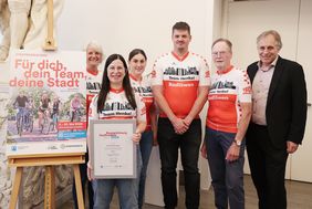 Team "Henkel-Radlöwen" mit Umweltdezernent Jochen Kral und Urkunde