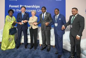 Unterzeichnung der Waldpartnerschaft: Gruppenfoto mit Rebecca Alitwala Kadaga, Ukhnaagiin Khürelsükh, Ursula von der Leyen, Hakainde Hichilema, Jean-Claude Gakosso und Vikram Bharrat © Europäische Union, 2022, CC BY 4.0 - Fotograf: Dati Bendo