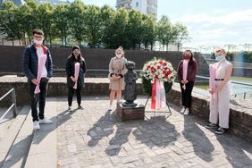 OB Geisel und Rigoletto Mettbach legten gemeinsam einen Kranz nieder zum Gedenken der Opfer des Völkermordes - mit dabei Mitglieder des Jugendrates.