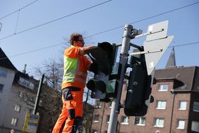 Nachdem die Ampelanlage an der Kreuzung Mecumstraße/Auf'm Hennekamp am vergangenen Wochenende, 27./28. Februar mit einer neuen Hard- und Software aufgerüstet worden ist, sind seit Montag, 1. März, lufthygienisch wirksame Programme im Einsatz. Foto: Ingo Lammert