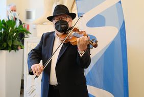 Der "Teufelsgeiger" Professor Igor Epstein sorgte für musikalische Untermalung; Foto: Landeshauptstadt Düsseldorf/Michael Gstettenbauer