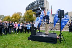 Oberbürgermeister Dr. Stephan Keller bei seiner Ansprache bei der Solidaritätskundgebung für Israel auf der Landtagswiese, Foto: Gstettenbauer.