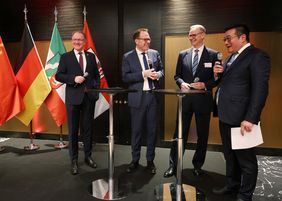 Blickten in einer Panelrunde auf 20 Jahre China-Kompetenzzentrum zurück (v.l.): IHK-Hauptgeschäftsführer Gregor Berghausen, OB Dr. Stephan Keller, Messe Düsseldorf-Chef Wolfram Diener mit Moderator. Foto: David Young