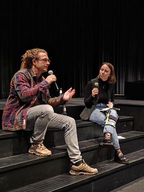 Regisseur Constantin Gross und Moderatorin Louisa von Essen im Interview ©Landeshauptstadt Düsseldorf