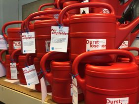 Stadtentwässerungsbetrieb und Gartenamt verschenkten 160 Gießkannen an Baumfreunde. Foto: Amt für Kommunikation