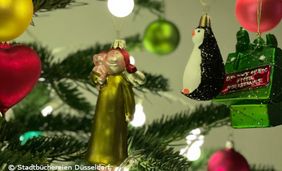 Foto von bunten Kugeln in einem Weihnachtsbaum