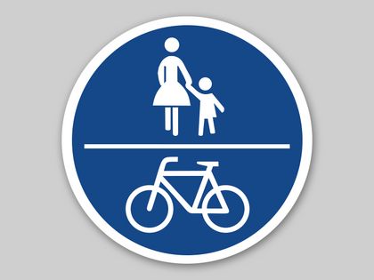 Radverkehr und die Fußgänger teilen sich eine gemeinsame Verkehrsfläche