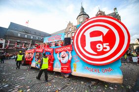 "Düsseldorf - gemeinsam jeck" - die Karnevalisten in der Landeshauptstadt feiern ihren Rosenmontagszug 2019. Foto: Melanie Zanin