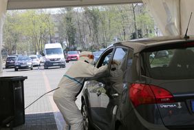 In den Zelten nehmen die Mitarbeitenden des Diagnose-Centers den Abstrich von den Menschen im Auto. Foto: Ingo Lammert