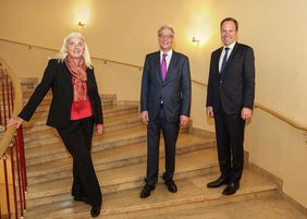 Neben OB Dr. Stephan Keller (r.) hielt auch Isabel Pfeiffer-Poensgen, Ministerin für Kultur und Wissenschaft des Landes Nordrhein-Westfalen, eine Rede zum Abschied von Hans-Georg Lohe. Foto: Zanin