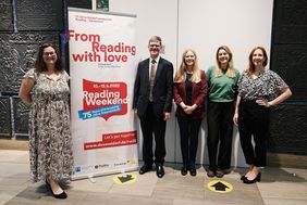 Jessica Breitkopf und Sonja Weyers (Büro für Internationale und Europäische Angelegenheiten, außen l. u. r.) mit dem Generalkonsul des Vereinigten Königreichs Rafe Courage und Rosie Thorpe sowie Sophie Macdonald vom English Theatre Düsseldorf (v.l.)