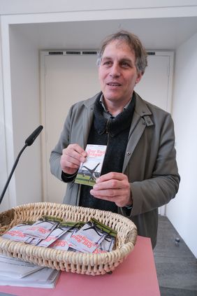 Umweltdezernent Jochen Kral erklärt der Delegation was es mit dem Düsseldorfer Radschläger auf sich hat. Foto: Gstettenbauer