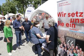OB Dr. Stephan Keller beim Rundgang über die Düsseldorfer Ehrenamtsmesse