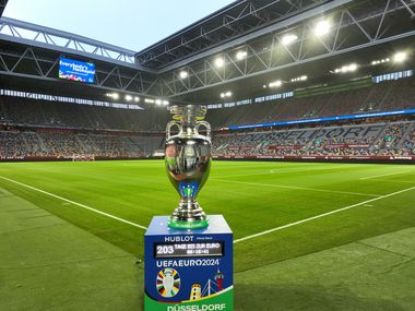 Am Samstag ab 18 Uhr werden in der Hamburger Elbphilharmonie die Gruppen für die UEFA EURO 2024 ausgelost - dann steht fest, welche Teams in Düsseldorf spielen werden. Foto: D.LIVE