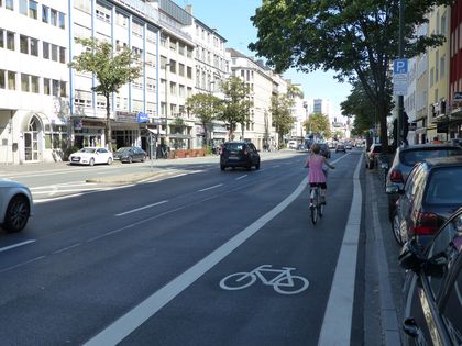 Neuer Radfahrstreifen auf der Karlstraße