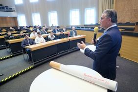 Gesundheitsdezernent Prof. Dr. Andreas Meyer-Falcke eröffnete am Mittwoch, 22. Mai, den Fachtag "Generation rauchfrei" im Plenarsaal des Rathauses. Foto: Michael Gstettenbauer
