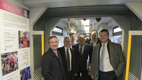OB Thomas Geisel, Manfred Abrahams (Stadtwerke), Stadtdirektor Burkhard Hintzsche, Werner Dornscheidt (Messe), Michael Clausecker (Rheinbahn) und Thomas Schnalke (Flughafen, v.l.n.r.) in einer der beiden "Grand Départ"-Bahnen der Rheinbahn; Foto: Meyer