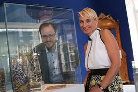 Direktorin Dr. Daniela Antonin und Kurator Thomas Belz vor den Reichsadlerhumpen mit Wappen, ein Highlight der Kabinettausstellung; Foto: Lammert