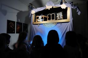 Im Theatermuseum bestaunten die Kinder die Vorstellung der Puppenbühne; Foto: Michael Gstettenbauer