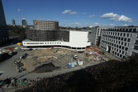 Die Arbeiten zur Neugestaltung des Gustaf-Gründgens-Platzes vor dem Schauspielhaus kommen gut voran. Foto: David Young