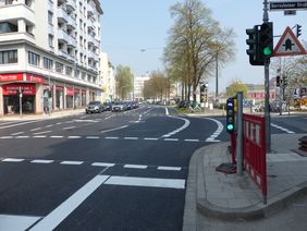 Worringer Straße: Um Fläche für den Radverkehr zu schaffen wurde die Kreuzung mit der Gerresheimer Straße aufwendig umgestaltet. Foto: Amt für Verkehrsmanagement